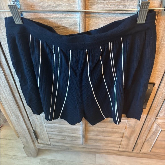 Theory Women’s Hankson Navy Blue Knit Striped Shorts Size S - Picture 5 of 5